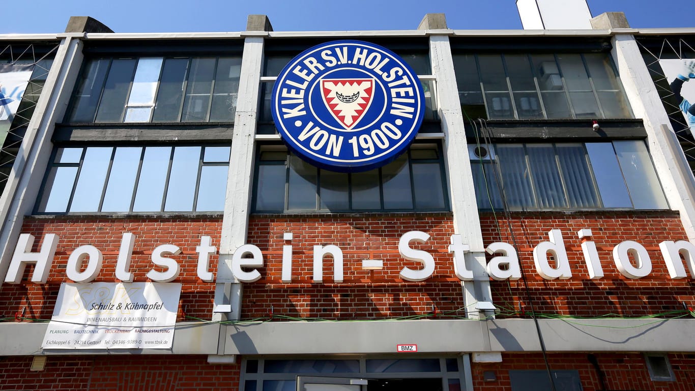 Traditionsreiche Spielstätte: Das Kieler Holstein-Stadion hat bisher noch nicht das für die Bundesliga vorgeschriebene Fassungsvermögen von 15.000 Plätzen.