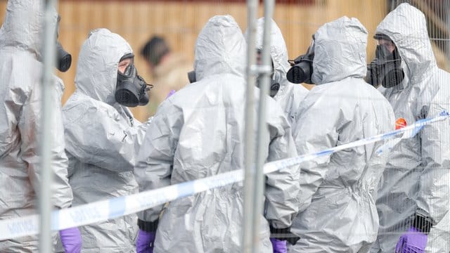 Britische Soldaten in Schutzanzügen bei den Ermittlungen zur Vergiftung des Ex-Doppelagenten Skripal und dessen Tochter. Britische Soldaten in Schutzanzügen bei den Ermittlungen zur Vergiftung des Ex-Doppelagenten Skripal und dessen Tochter.