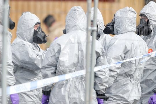Britische Soldaten in Schutzanzügen bei den Ermittlungen zur Vergiftung des Ex-Doppelagenten Skripal und dessen Tochter.