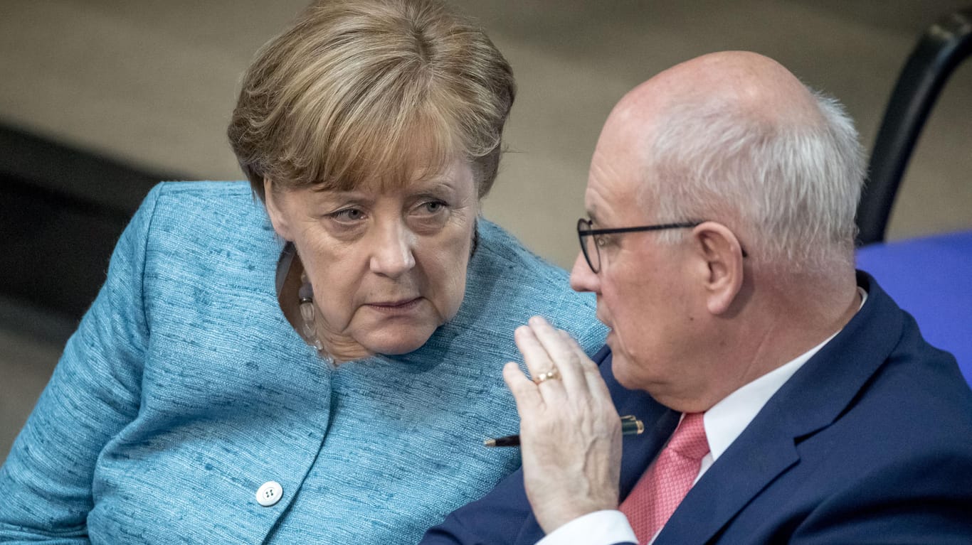 Angela Merkel und Volker Kauder: Bei der Debatte um den Bundeshaushalt unterhielt sich die Bundeskanzlerin mit dem Vorsitzenden der CDU/CSU-Bundestagsfraktion.