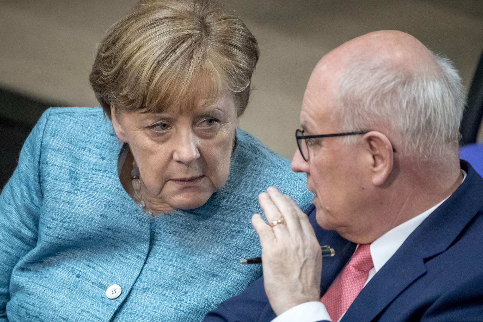 Angela Merkel und Volker Kauder: Bei der Debatte um den Bundeshaushalt unterhielt sich die Bundeskanzlerin mit dem Vorsitzenden der CDU/CSU-Bundestagsfraktion.