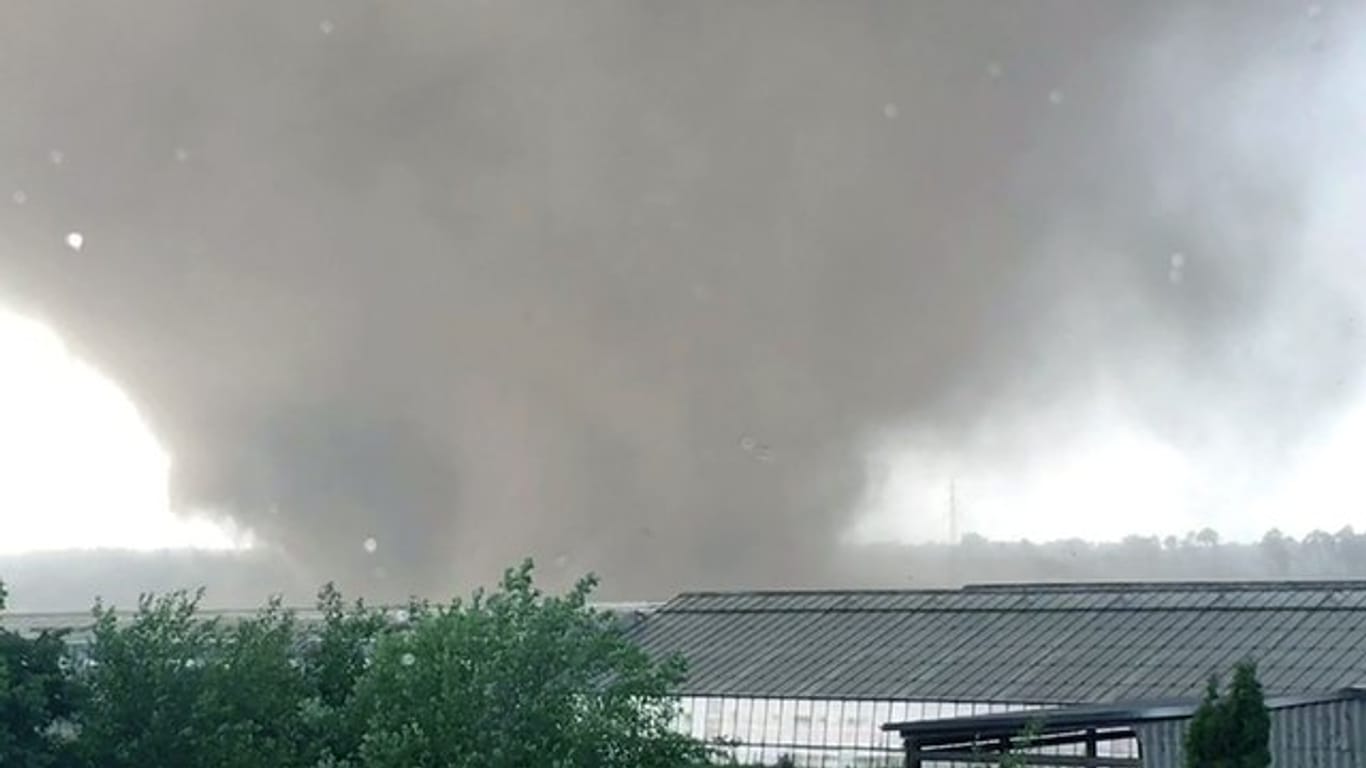 Ein Tornado zieht über eine Gartenanlage im Raum Viersen am Niederrhein hinweg.