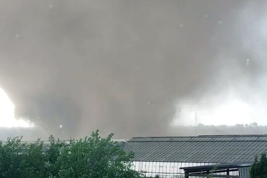 Ein Tornado zieht über eine Gartenanlage im Raum Viersen am Niederrhein hinweg.