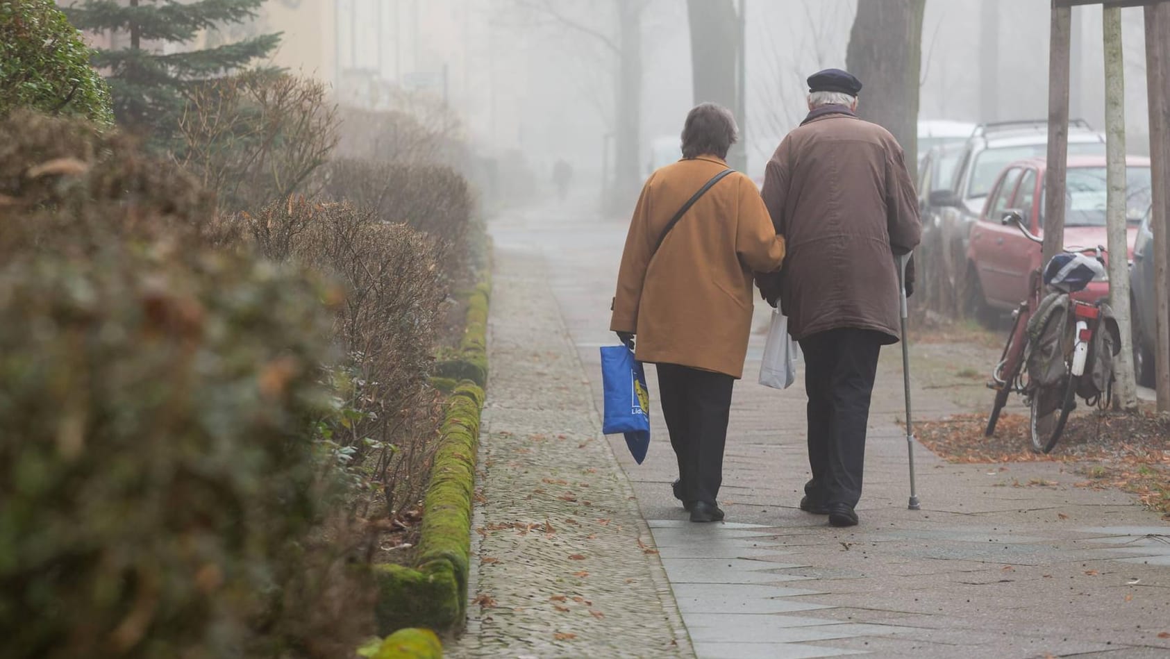 Rentner in Deutschland: Weite Teile der Opposition fordern die Integration von Beamten und Selbstständigen in das Rentensystem.