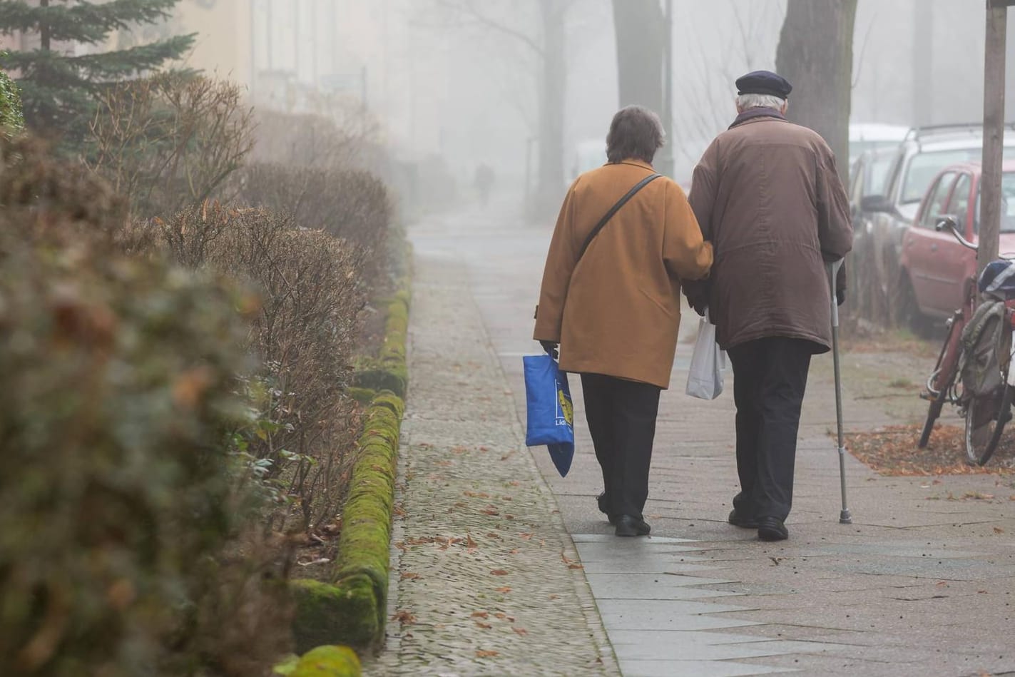 Rentner in Deutschland: Weite Teile der Opposition fordern die Integration von Beamten und Selbstständigen in das Rentensystem.