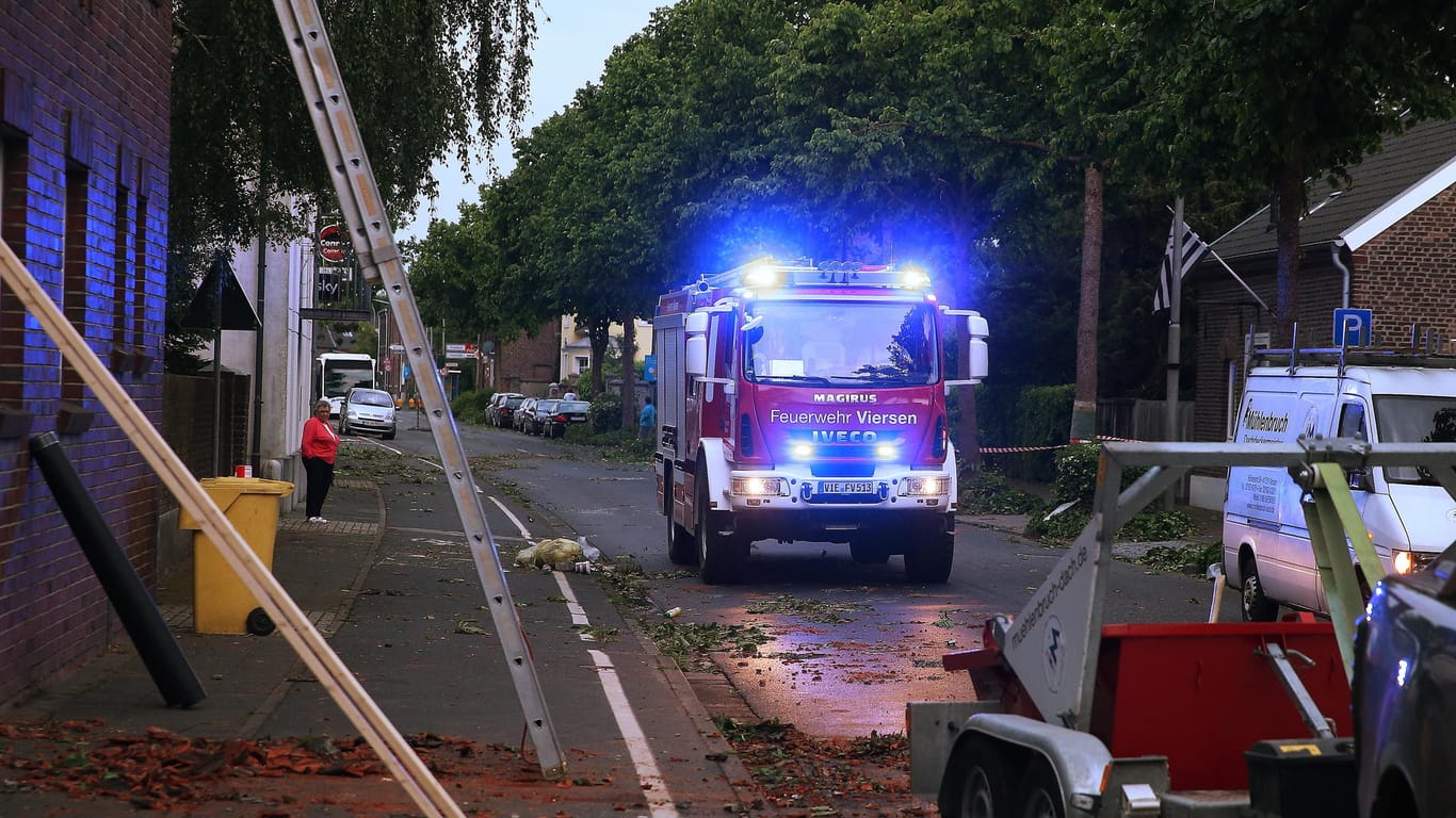 Boisheim: Die Feuerwehr fährt nach dem Wirbelsturm durch eine verwüstete Straße.