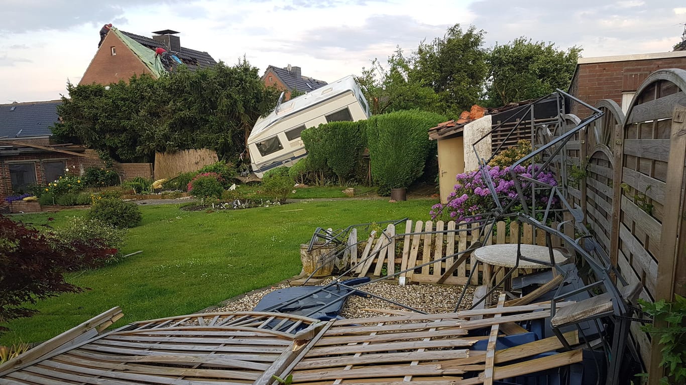 Ein Wohnmobil liegt nach dem Wirbelsturm in einem Garten: Ein Tornado hat im Raum Viersen am Niederrhein eine «Schneise der Verwüstung» angerichtet.