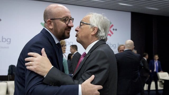 Charles Michel, Premierminister von Belgien, und Jean-Claude Juncker, Präsident der Europäischen Kommission, begrüßen sich herzlich. Charles Michel, Premierminister von Belgien, und Jean-Claude Juncker, Präsident der Europäischen Kommission, begrüßen sich herzlich.
