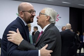 Charles Michel, Premierminister von Belgien, und Jean-Claude Juncker, Präsident der Europäischen Kommission, begrüßen sich herzlich.