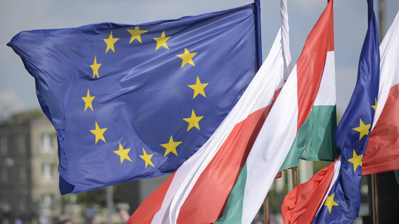 Die EU-Flagge weht in Polen: Am Donnerstag soll bei einem Gipfeltreffen in Bulgarien darüber nachgedacht werden, ob Staaten vom Balkan in die EU aufgenommen werden könnten.