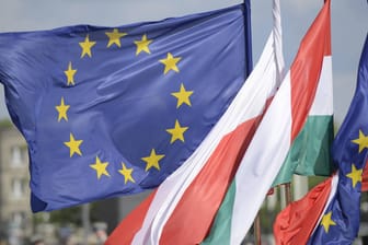 Die EU-Flagge weht in Polen: Am Donnerstag soll bei einem Gipfeltreffen in Bulgarien darüber nachgedacht werden, ob Staaten vom Balkan in die EU aufgenommen werden könnten.