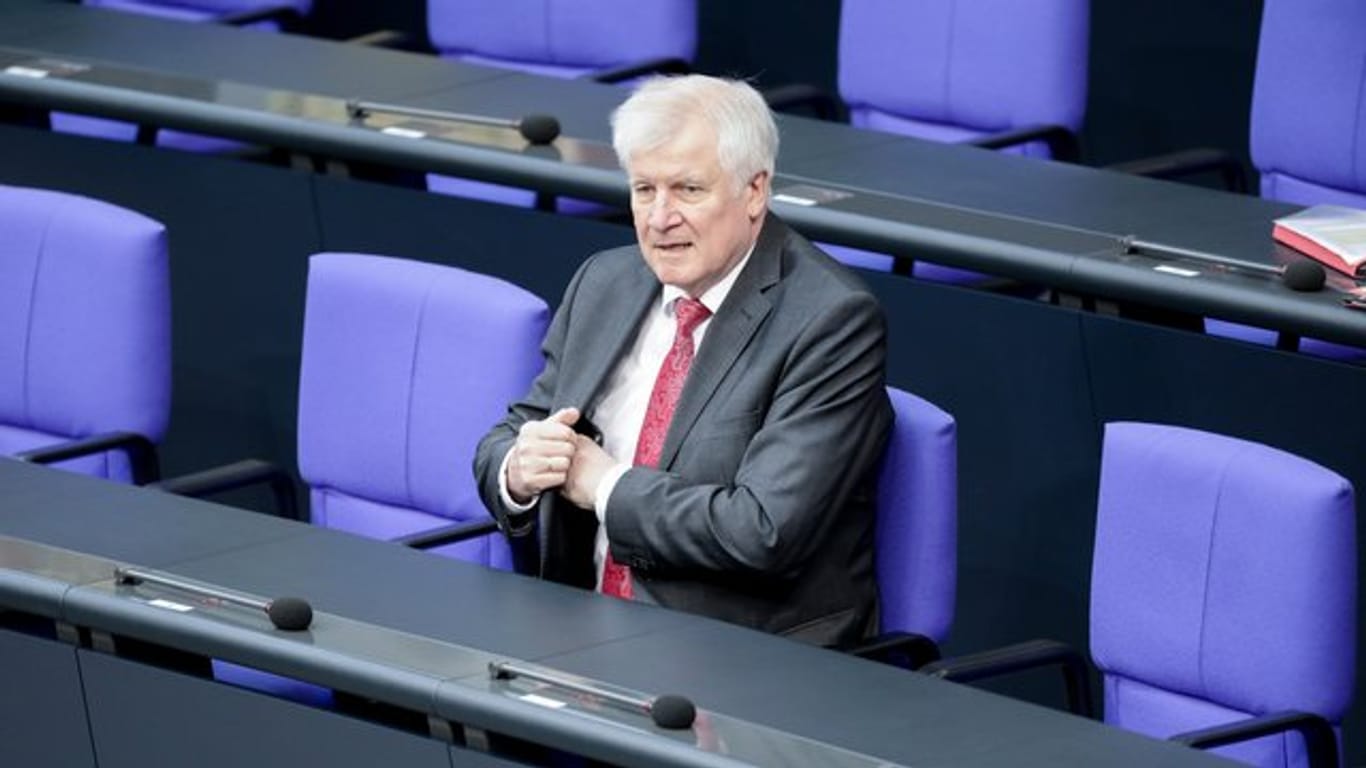 Skandal im Bamf: Vorwürfe eines mangelnden Aufklärungswillens von Innenminister Horst Seehofer werden laut.