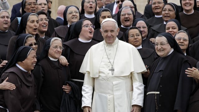 Papst Franziskus mit franziskanischen Nonnen auf dem Petersplatz.