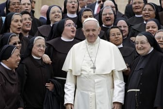 Papst Franziskus mit franziskanischen Nonnen auf dem Petersplatz.