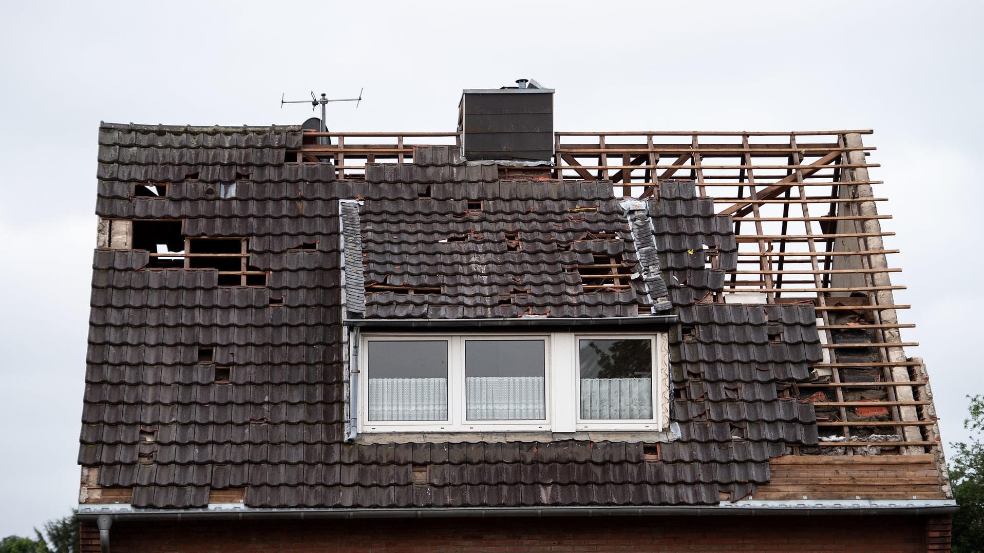 Das zerstörte Dach eines Hauses: Ein Tornado ist am Mittwoch durch Viersen gezogen. Wetterexperten warnen vor der Naturgewalt.