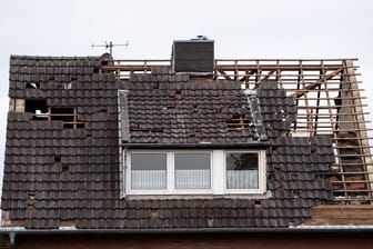 Das zerstörte Dach eines Hauses: Ein Tornado ist am Mittwoch durch Viersen gezogen. Wetterexperten warnen vor der Naturgewalt.