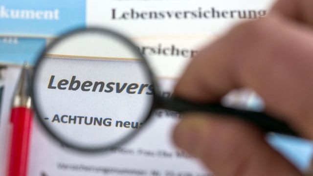 Versicherte mit hohe Kosten müssen das beachten: Den Garantiezins bei Lebensversicherungen gibt es nur auf den Sparanteil. Versicherte mit hohe Kosten müssen das beachten: Den Garantiezins bei Lebensversicherungen gibt es nur auf den Sparanteil.