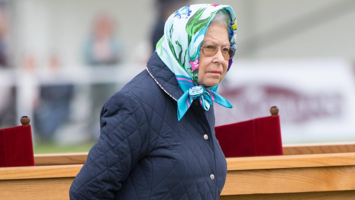 Queen Elizabeth II.: Kurz vor der wohl teuersten Hochzeit des Jahres zeigt sie sich in einem günstigen Jäckchen. Queen Elizabeth II.: Kurz vor der wohl teuersten Hochzeit des Jahres zeigt sie sich in einem günstigen Jäckchen.