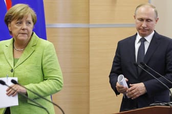 Angela Merkel und Wladimir Putin: Im russischen Sotschi wollen die deutsche Bundeskanzlerin und der russische Präsident heikle Fragen ansprechen.