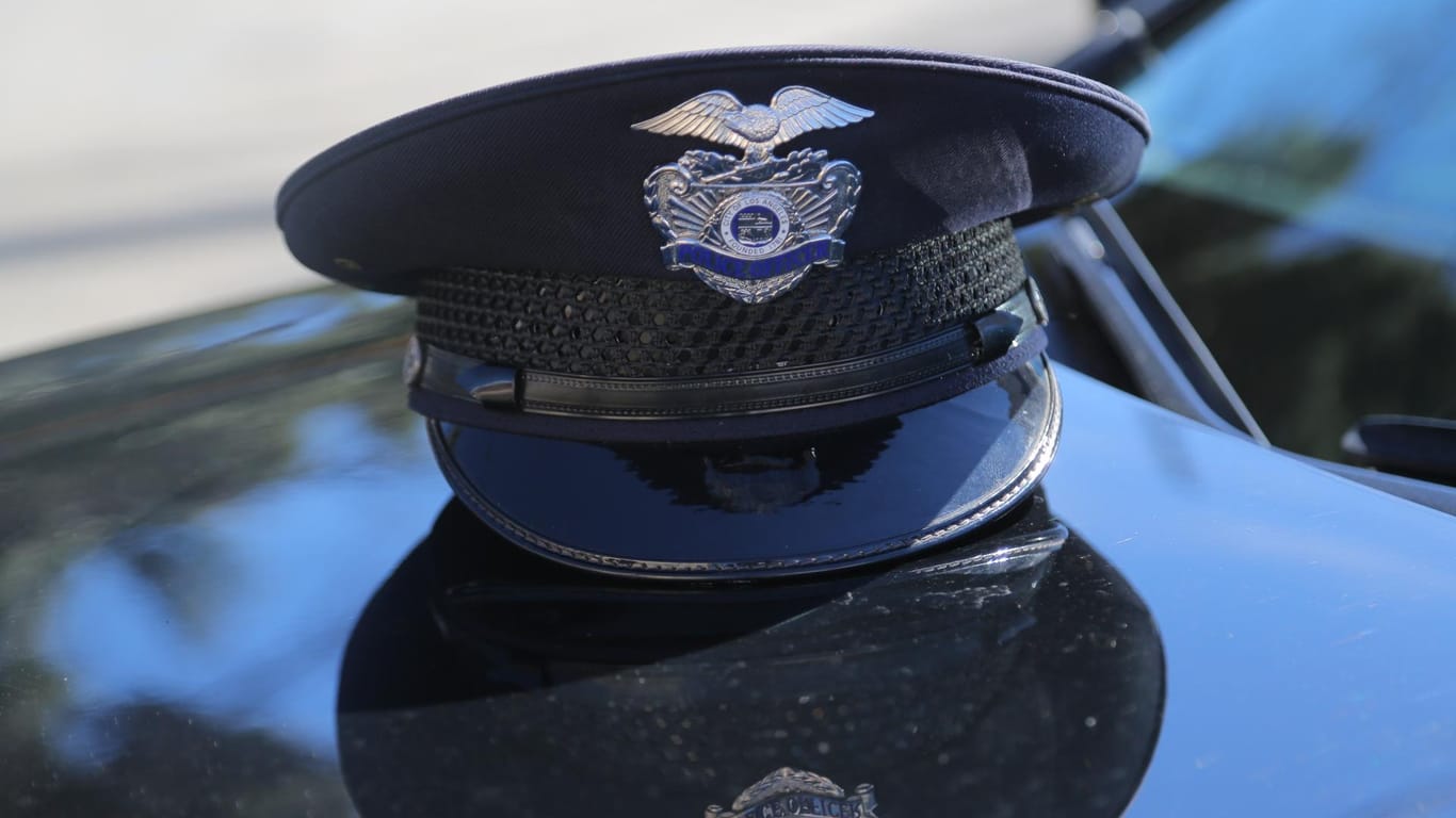 Die Mütze eines Polizisten (Symbolfoto): Der Beruf Polizist hat in dieser Familie Tradition.
