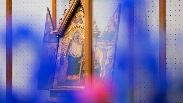 Der Klappaltar mit thronender Madonna (Meister des Tobias) aus dem Nachlass von Kardinal Meisner. Der Klappaltar mit thronender Madonna (Meister des Tobias) aus dem Nachlass von Kardinal Meisner.