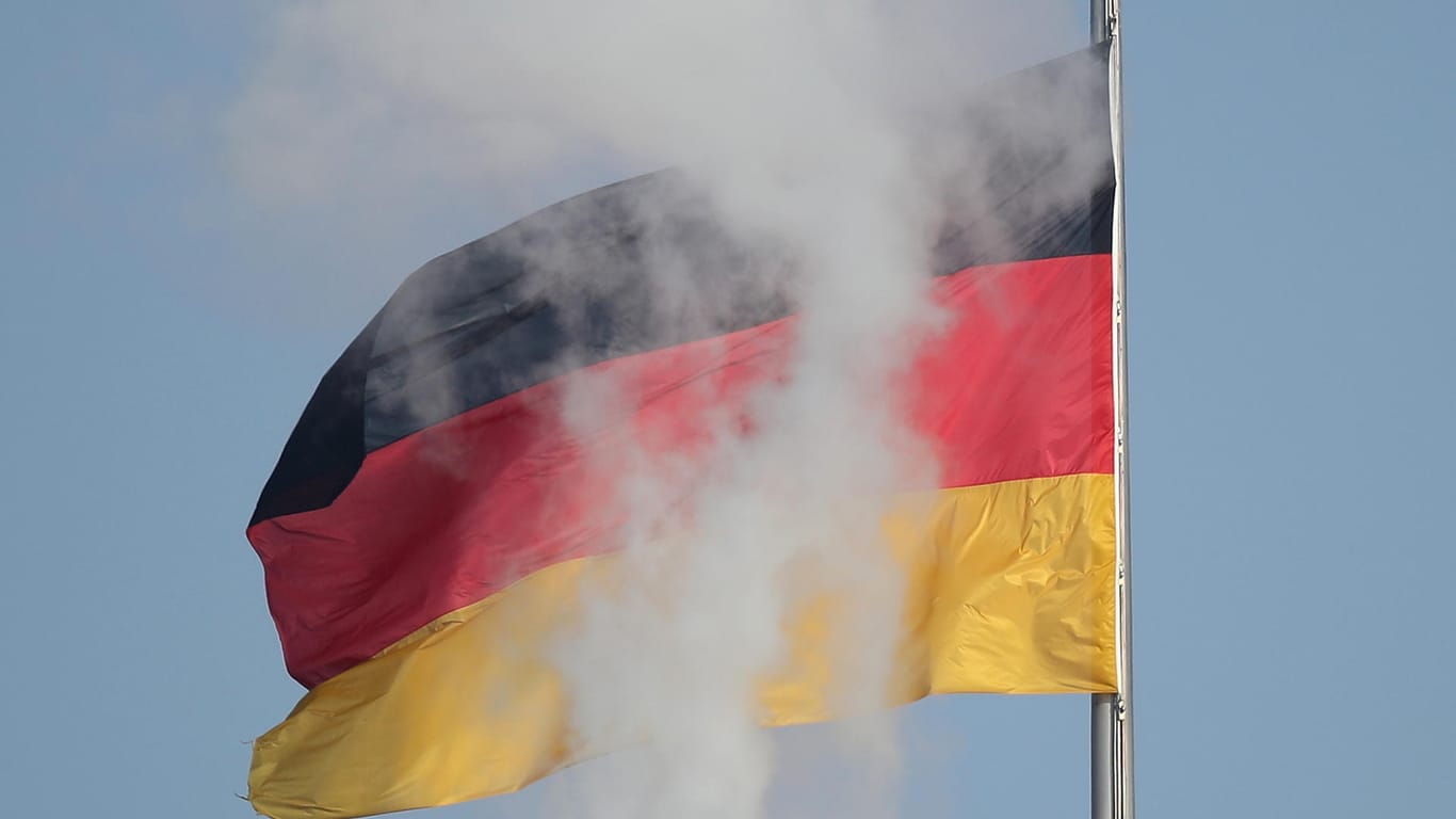 Abgase vor einer Deutschlandfahne: Wegen zu schmutziger Luft in Dutzenden deutschen Städten verklagt die EU-Kommission die Bundesrepublik (Symbolbild)