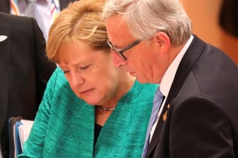 Angela Merkel und EU-Kommissionspräsident Jean-Claude: Wegen zu schmutziger Luft in vielen deutschen Städten verklagt die EU Deutschland.