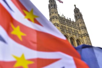 Eine Anti-Brexit-Fahne in London: Laut Medienberichten könnte sich der Austritt Großbritanniens aus der Zollunion verschieben.