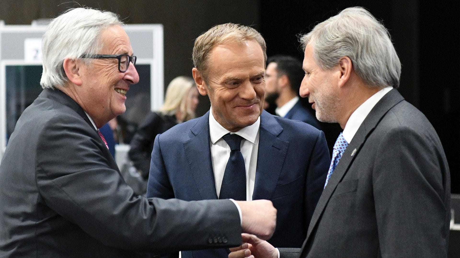 Jean-Claude Juncker, Präsident der Europäischen Kommission, Donald Tusk, Präsident des Europäischen Rates, und Johannes Hahn, EU-Kommissar für Europäische Nachbarschaftspolitik in Sofia, Bulgarien: Die EU reagiert auf drohende US-Sanktionen. Jean-Claude Juncker, Präsident der Europäischen Kommission, Donald Tusk, Präsident des Europäischen Rates, und Johannes Hahn, EU-Kommissar für Europäische Nachbarschaftspolitik in Sofia, Bulgarien: Die EU reagiert auf drohende US-Sanktionen.