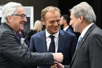 Jean-Claude Juncker, Präsident der Europäischen Kommission, Donald Tusk, Präsident des Europäischen Rates, und Johannes Hahn, EU-Kommissar für Europäische Nachbarschaftspolitik in Sofia, Bulgarien: Die EU reagiert auf drohende US-Sanktionen.