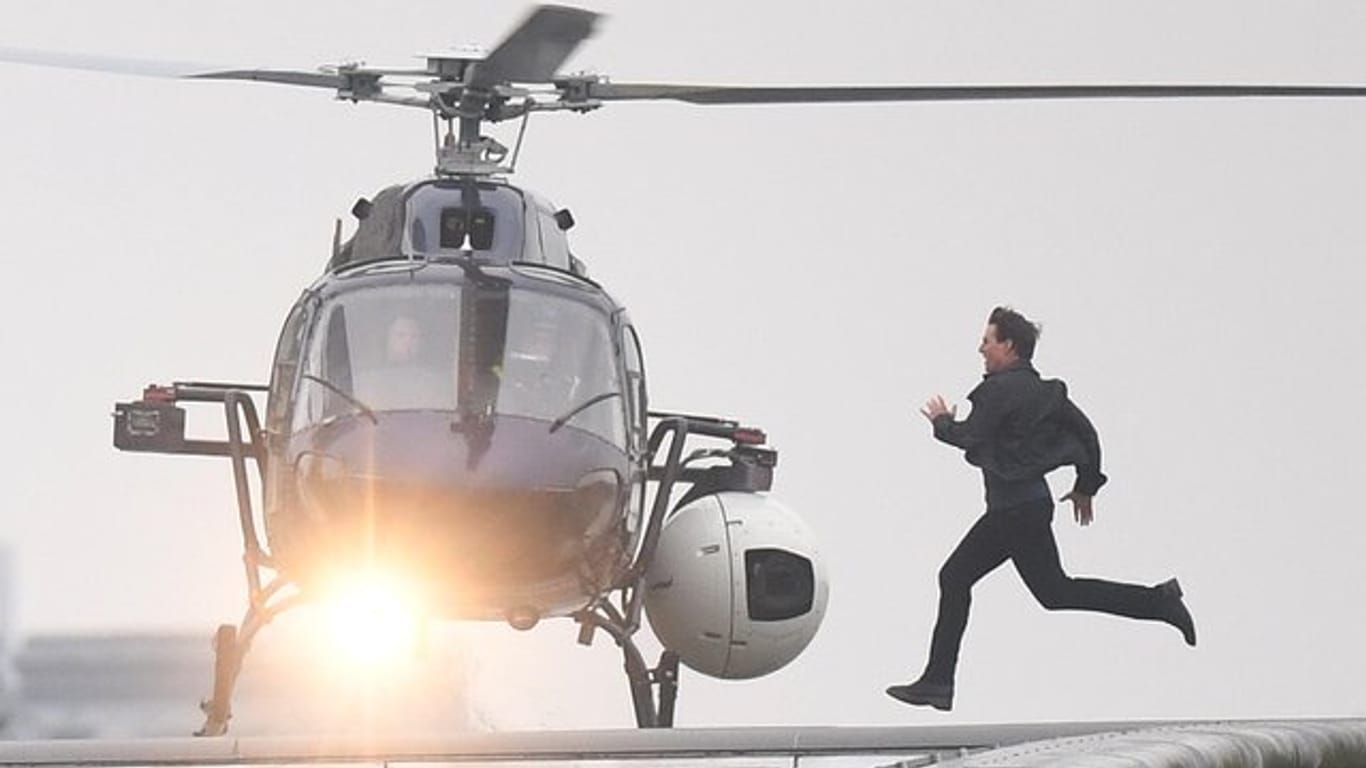 Tom Cruise rennt während der Dreharbeiten auf einen Helikopter zu.