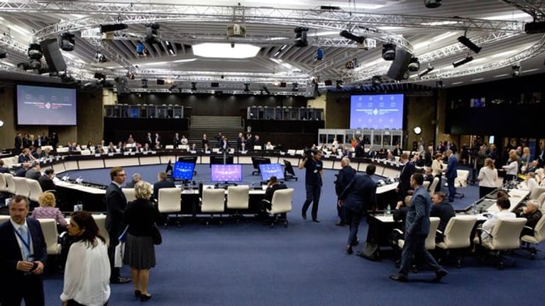 Blick auf den Runden Tisch beim Treffen der EU-Staats- und Regierungschefs in der bulgarischen Hauptstadt.