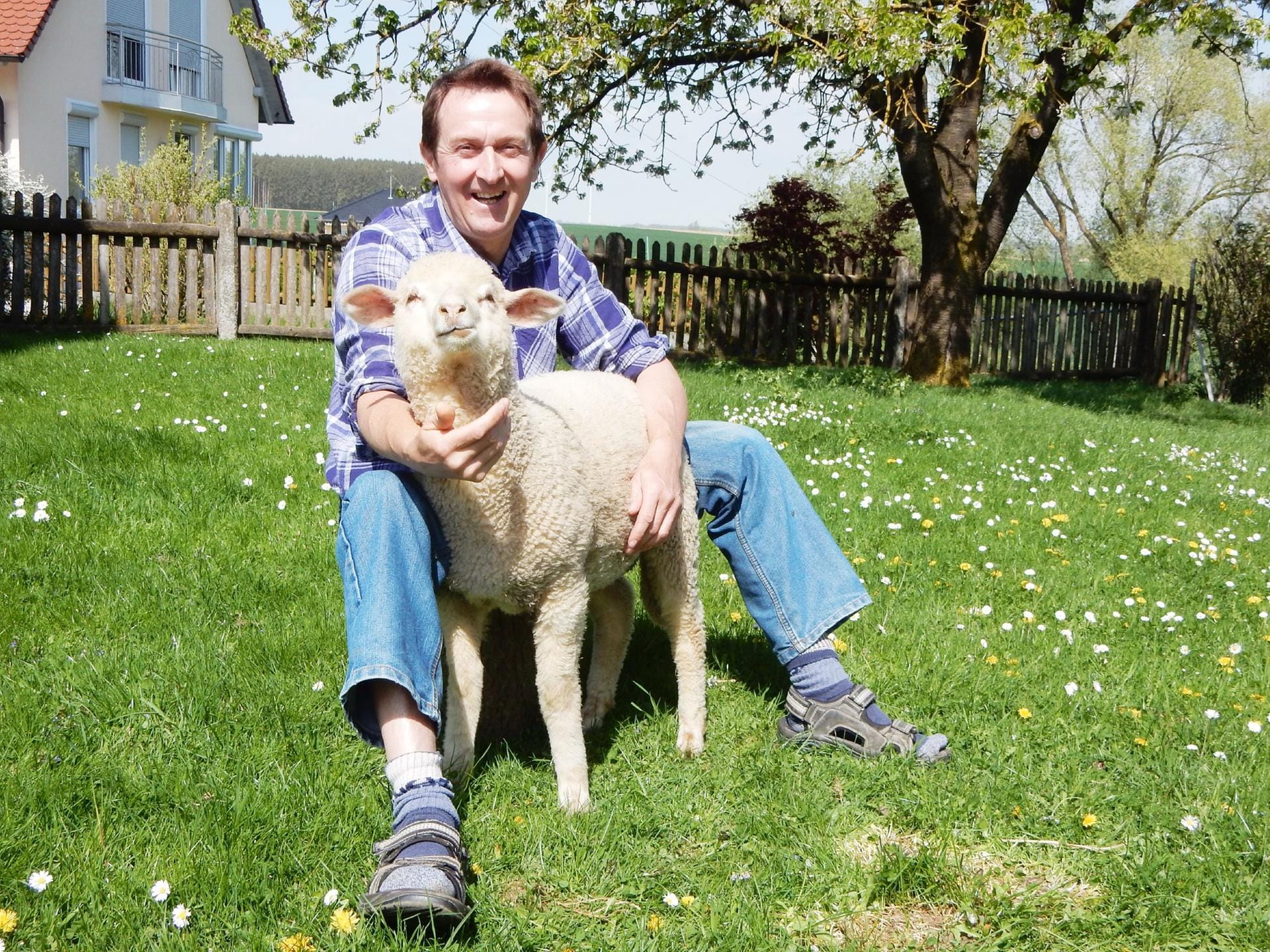Landwirt Bernhard: Er liebt seine Schweine, Schafe und Hühner.