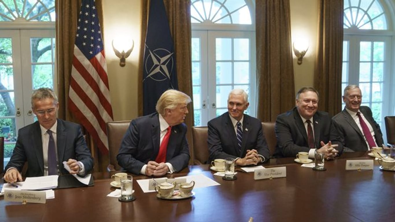 NATO Generalsekretär Stoltenberg, US Präsident Trump, Vizepräsident Pence, Außenminister Pompeo, und Mattis (Verteidigung) treffen sich im Weißen Haus.