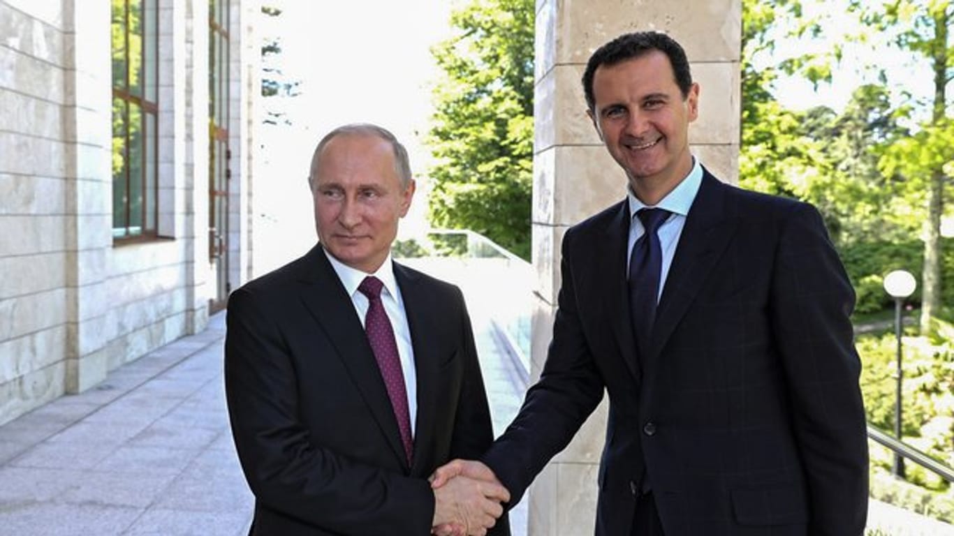 Wladimir Putin begrüßt Baschar al-Assad, Präsident von Syrien in Sotschi.