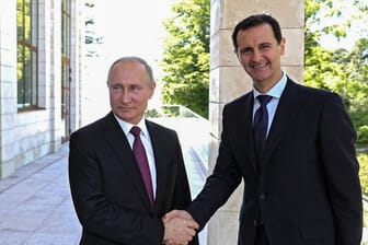Wladimir Putin begrüßt Baschar al-Assad, Präsident von Syrien in Sotschi.