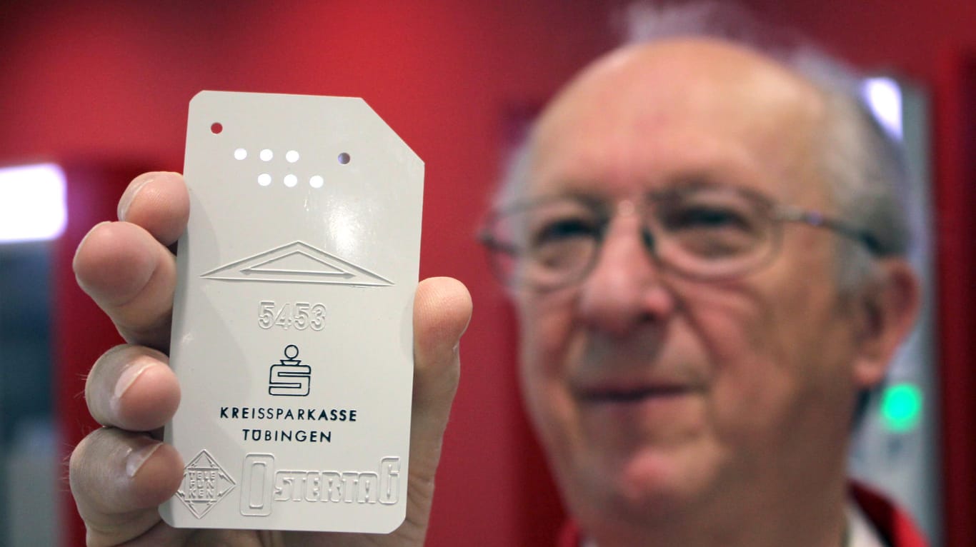 Hartmut Krumm: Der frühere Mitarbeiter der Kreissparkasse Tübingen zeigt eine Lochkarte, mit der Kunden im Jahre 1968 am ersten Geldautomaten Geld abheben konnten.
