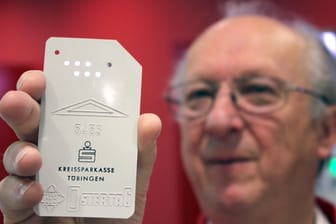 Hartmut Krumm: Der frühere Mitarbeiter der Kreissparkasse Tübingen zeigt eine Lochkarte, mit der Kunden im Jahre 1968 am ersten Geldautomaten Geld abheben konnten.