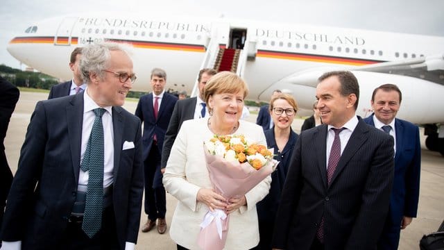 Bundeskanzlerin Merkel wird vom Gouverneur der Region Krasnodar, Weniamin Iwanowitz Kodratjew (r) und dem deutschen Botschafter in Russland Rüdiger Freiherr von Fritsch, nach ihrer Ankunft am Internationalen Flughafen Sotschi begrüßt. Bundeskanzlerin Merkel wird vom Gouverneur der Region Krasnodar, Weniamin Iwanowitz Kodratjew (r) und dem deutschen Botschafter in Russland Rüdiger Freiherr von Fritsch, nach ihrer Ankunft am Internationalen Flughafen Sotschi begrüßt.