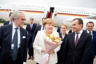 Bundeskanzlerin Merkel wird vom Gouverneur der Region Krasnodar, Weniamin Iwanowitz Kodratjew (r) und dem deutschen Botschafter in Russland Rüdiger Freiherr von Fritsch, nach ihrer Ankunft am Internationalen Flughafen Sotschi begrüßt.