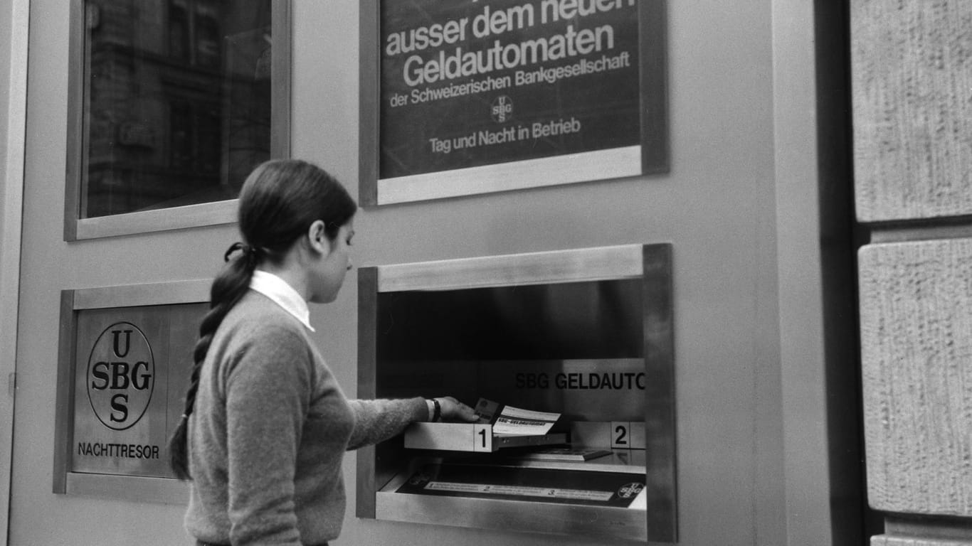 Bahnhofstrasse in Zürich: Der erste Geldautomat der Schweiz wurde bereits 1967 in Betrieb genommen.