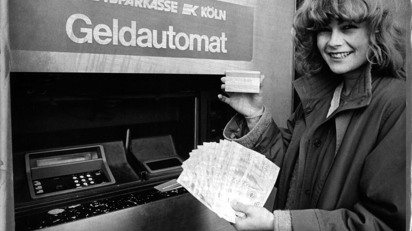 Geldautomat 1980 in Köln: Als "out-door-Geldautomat" bewarb die dortige Sparkasse die neuartigen Geräte.