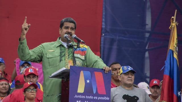 "Wir werden einen Neuanfang im Land wagen und die Dinge besser machen", versprach Maduro bei einer Kundgebung. "Wir werden einen Neuanfang im Land wagen und die Dinge besser machen", versprach Maduro bei einer Kundgebung.