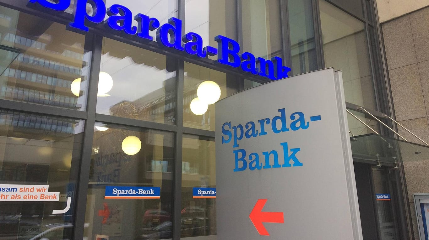 Vor einer Filiale der Sparda-Bank: Bei dem Finanzinstitut hat es eine Technikpanne gegeben.