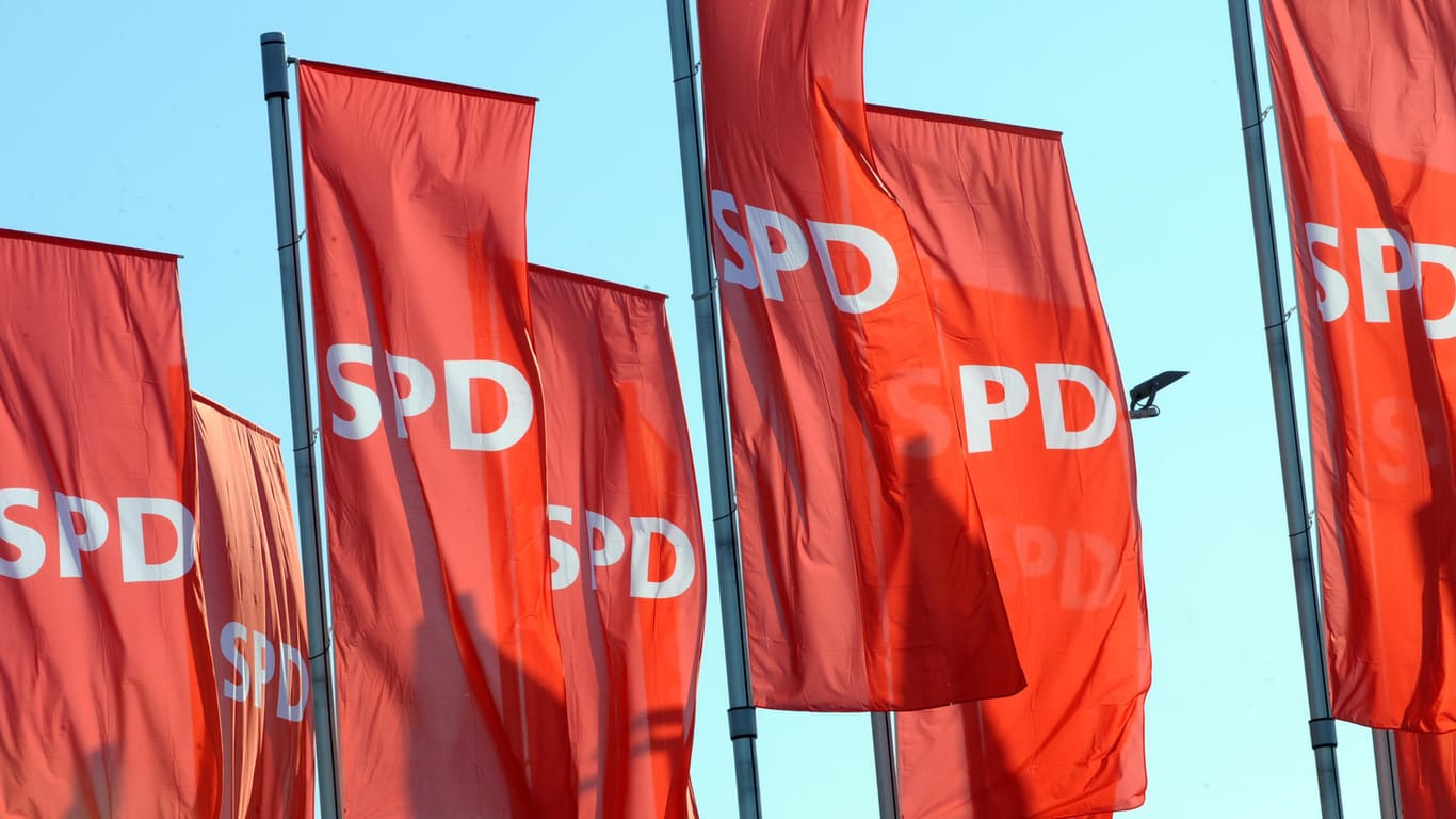 Fahnen der SPD: Innenexperten der SPD befürchten, dass sich eine "verfassungsfeindliche Grundhaltung" in den Familien ehemaliger Gefährder verbreiten könnten. (Archivbild)