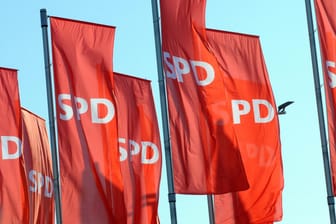 Fahnen der SPD: Innenexperten der SPD befürchten, dass sich eine "verfassungsfeindliche Grundhaltung" in den Familien ehemaliger Gefährder verbreiten könnten. (Archivbild)