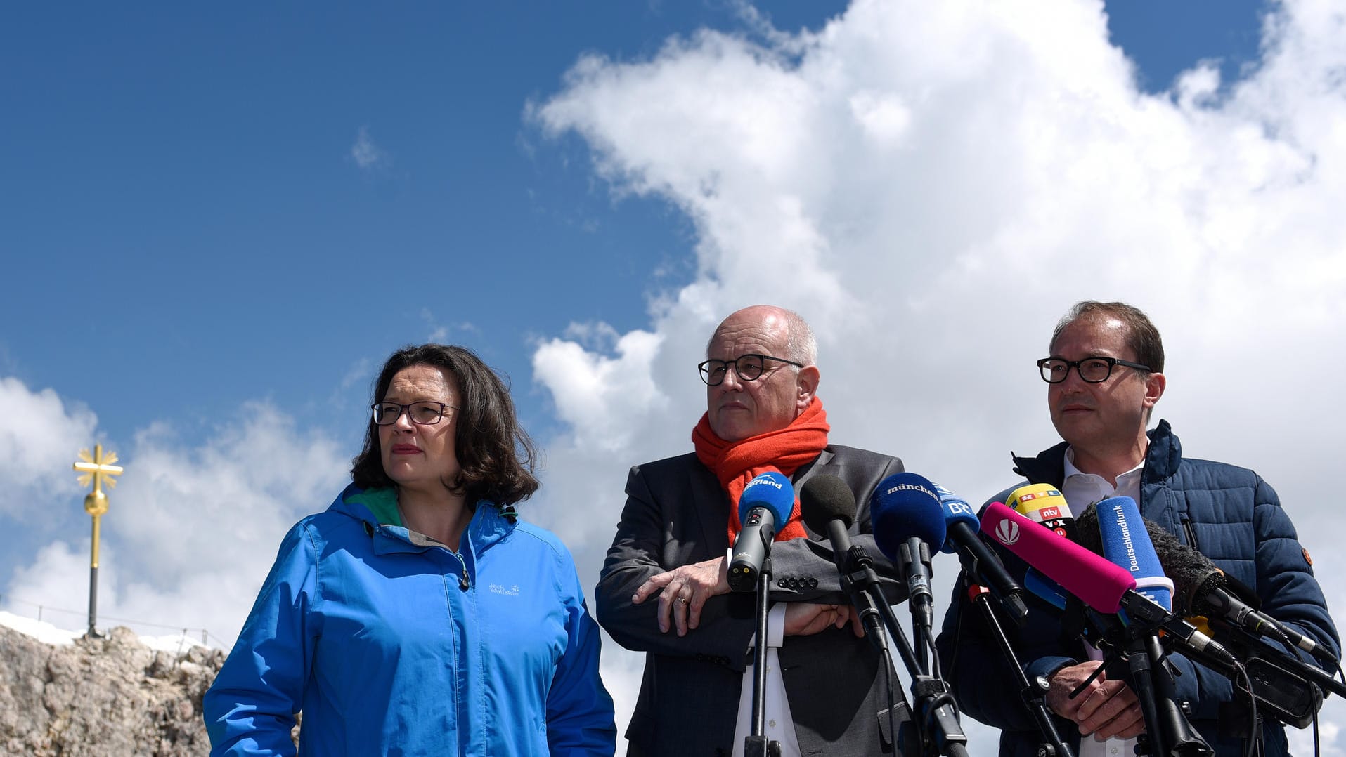 SPD-Chefin Andrea Nahles, Unionsfraktionsvorsitzender Volker Kauder und CSU-Landesgruppenchef Alexander Dobrindt auf der Zugspitze. Für das Bild zur Klausurtagung gab es im Netz jede Menge Spott.