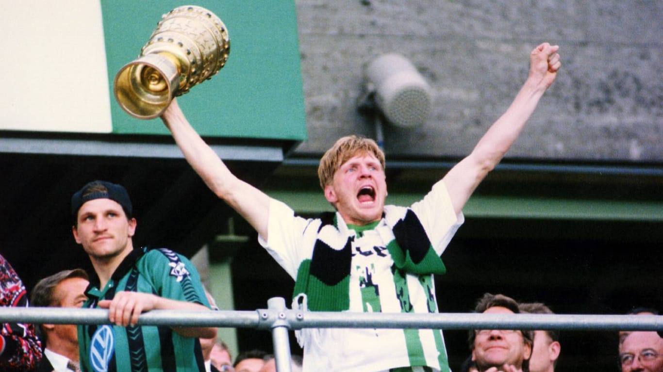 Unvergessen: Stefan Effenberg holte mit Borussia Mönchengladbach 1995 den DFB-Pokal nach einem Finalsieg gegen den damaligen Zweitligisten VfL Wolfsburg.