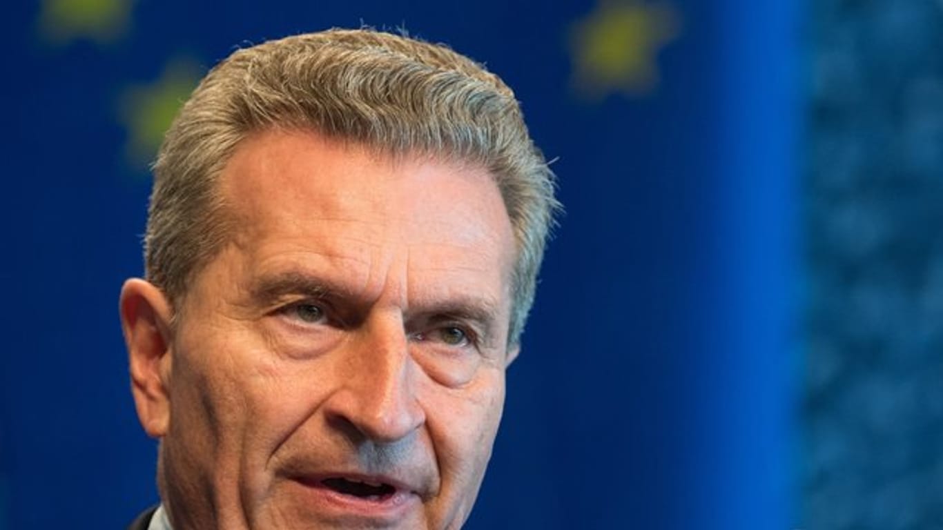 Der Entwurf für den künftigen europäischen Finanzrahmen war Anfang Mai von Oettinger und EU-Kommissionspräsident Jean-Claude Juncker präsentiert worden.