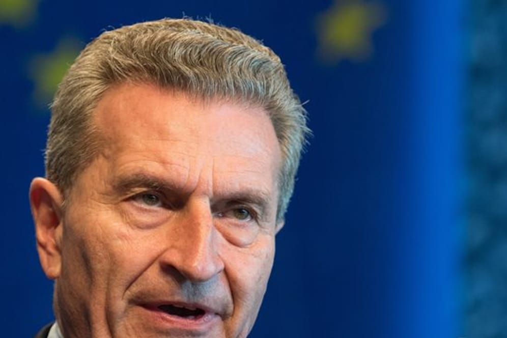 Der Entwurf für den künftigen europäischen Finanzrahmen war Anfang Mai von Oettinger und EU-Kommissionspräsident Jean-Claude Juncker präsentiert worden.